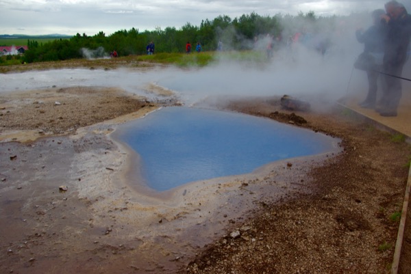 L'eau est d'un bleu tropical, j'ai cru entendre quelqu'un dire que c'était dû au sulfate de cuivre.