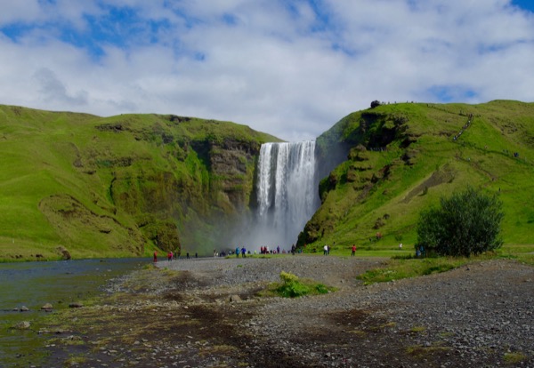 La légende veut que Þrasi Þórólfsson, premier colon Viking, aurait caché son trésor dans une cave derrière les chutes (on n'a pas trouvé).
