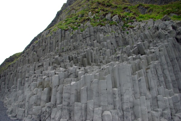 Les colonnes de basalte, phénomène naturel, formées par des coulées de laves lorsqu'elles refroidissent.