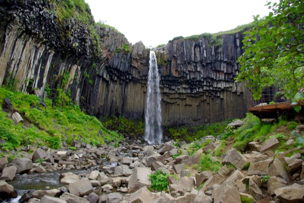 La cascade Svartifoss ("Chute noire") et ses colonnes de basalte, dont s'est inspiré l'architecte de l'église Hallgrímskirkja à Reykjavik.