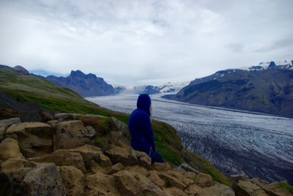 Le glacier Skaftafelljökull, noirci par les débris volcaniques.