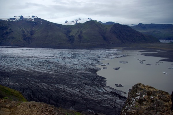 Skaftafelljökull s'achève par une lagune glaciaire où dérivent les icebergs. Le recul du glacier s'accélère depuis plusieurs années.