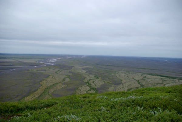 Le Skeiðarársandur, que nous avons traversé la veille, désert humide de sable noir issu de la fonte du glacier.