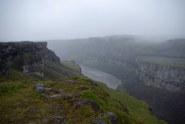 Un chemin de randonnée, trempé par les projections d'eau, suit les gorges en aval de la cascade.