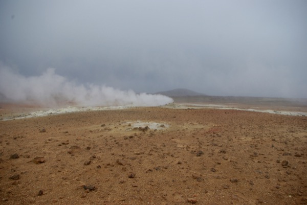 L'eau froide s'infiltre jusqu'aux chambres magmatiques, se transforme en vapeur sous l'effet de la chaleur et remonte accompagnée de gaz contenant de l'hydrogène sulfuré.