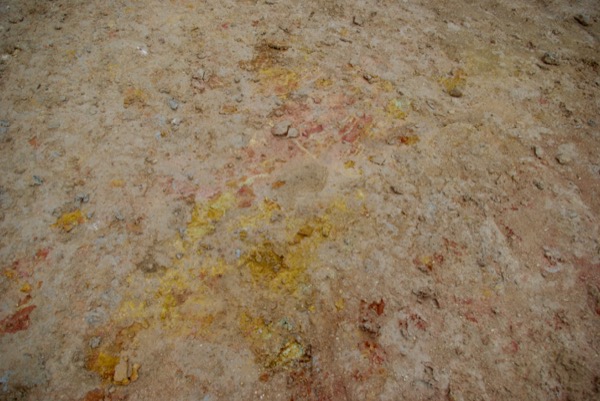 Les sols sont multicolores : rouge, brun, bleu, jaune, doré...