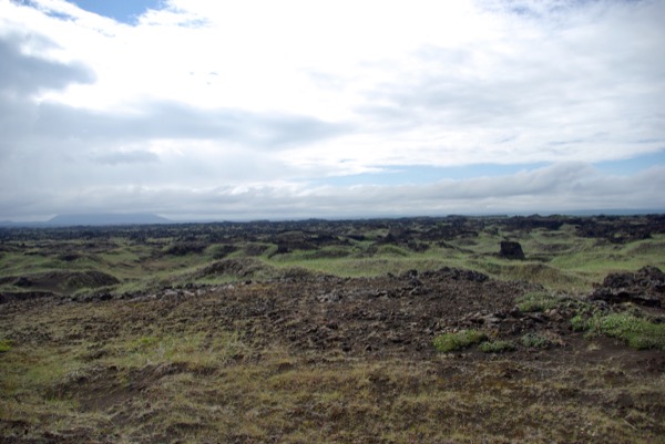 A l'extremité de Dimmuborgir, les champs de lave s'étendent à perte de vue, comme une mer fossilisée.