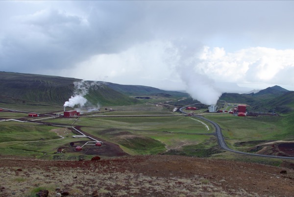 Pour atteindre le cratère, il faut traverser le site de la centrale de Kafla qui exploite l'énergie géothermique du lieu pour produire de l'électricité.
