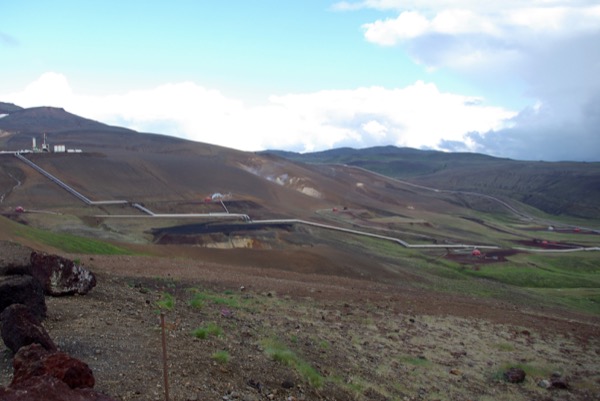 La vallée est parcourue de gros pipelines qui convoient la vapeur d'eau vers la centrale.