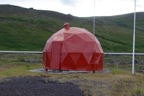 Ces batiments, construits sur les points chauds, permettent de recueillir la vapeur d'eau brûlante qui s'échappe du sol.
