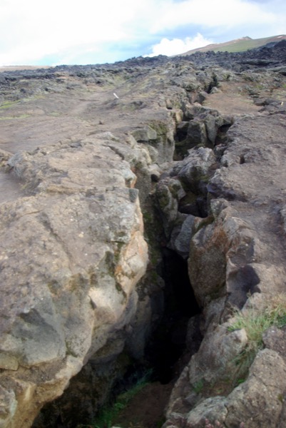 Le chemin de randonnée enjambe de nombreuses fissures. Lors des "Feux de Krafla" dans les années 1980, elles ont laissés échapper des flots de lave en fusion.