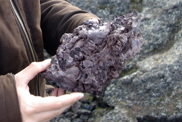 Un morceau de lave refroidie