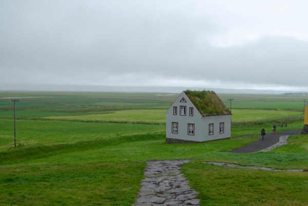 Une maison plus récente, avec un toit de tourbe.