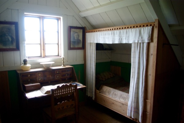 La chambre du pasteur et de sa femme (qui ont chacun leur lit).