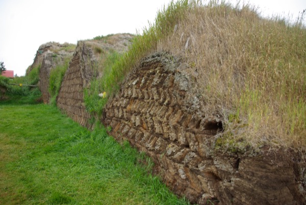 Les murs en brique de tourbe, un très bon isolant thermique.