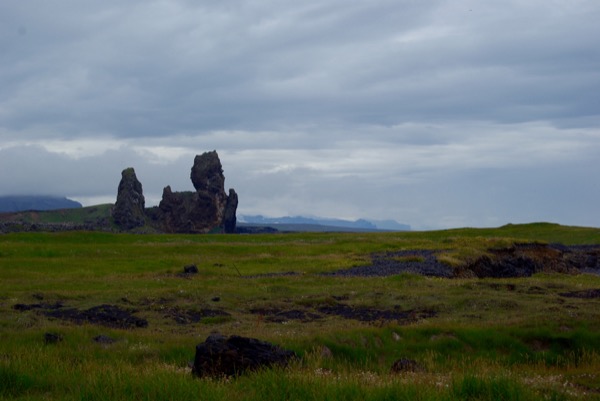 Au loin, Lóndrangar.