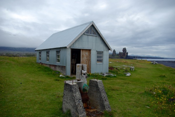 Sur le chemin, une ancienne cabane de pêcheurs abandonnée.