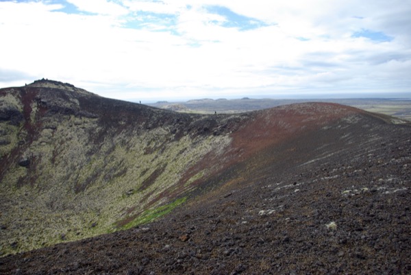 Un sentier de randonnée mène au sommet du cratère d'un ancien volcan.