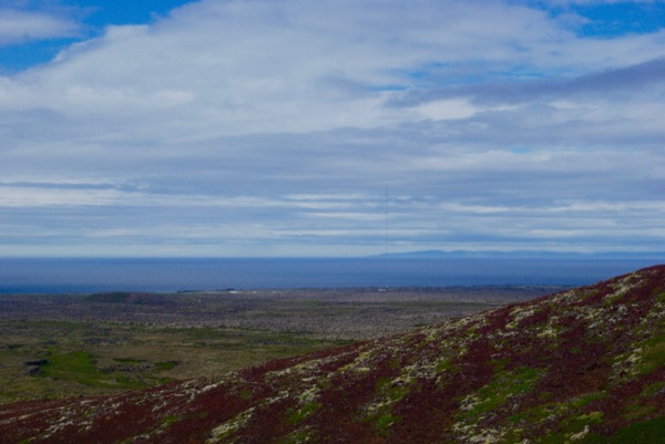 Au loin, la tour radio de Hellisandur, qui culmine à 412 mètres, serait la plus haute d'Europe. Elle servait autrefois au réseau LORAN-C, un ancêtre du GPS.