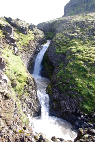 La chute de Klukkufoss et ses colonnes balsatiques.