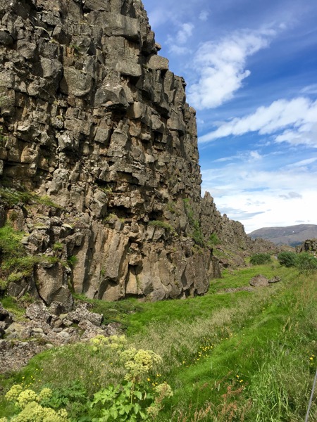 Une facade de la faille qui atteint 40 mètres de profondeur