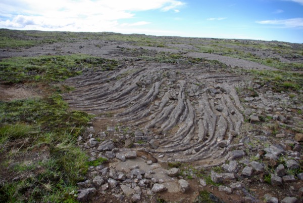 En chemin, au sol, des "cordes de lave". Elles apparaissent lorsque la lave se solidifie en surface mais continue à s'écouler en-dessous.