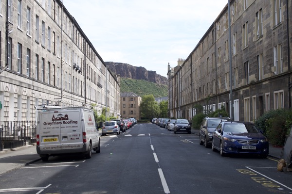 La vue sur Holyrood Park depuis les rues d'Edimbourg.