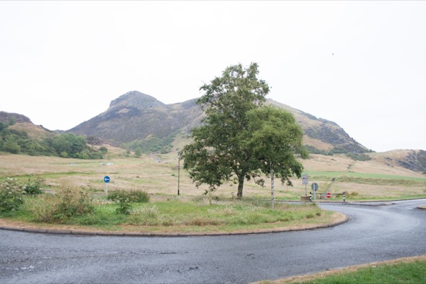 L'entrée de Holyrood Park : à gauche, le sommet de Arthur's Seat, notre destination.
