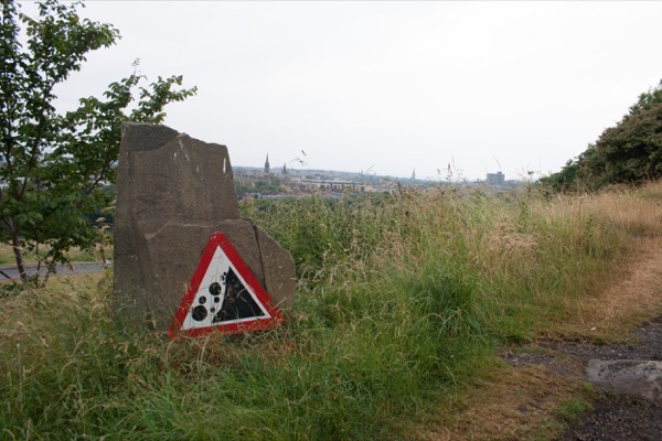 Sous les falaises qui bordent l'un des flancs d'Arthur's Seat, les éboulements sont fréquents.