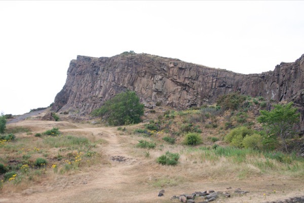 Les deux reliefs de Holyrood Park, Arthur's Seat et les Salsbury Crags (ici) sont d'origine volcanique.