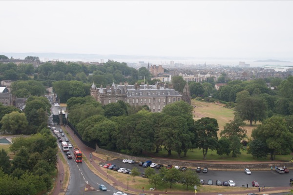 Vue depuis les hauteurs sur Holyrood Palace.