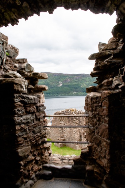 Au-dessus de la porte, les appartements du connétable, qui gérait le château en l'absence du laird.