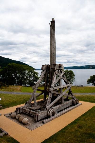 Le trébuchet pouvait projeter des charges de 100 kg à 300 mètres, mais seulement une à deux fois par heure.