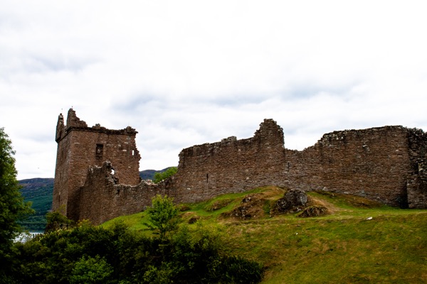 Comme tous les lieux historiques écossais, Urquhart connait son lot d'histoires sanglantes. L'une d'elle conte l'amour de la fille du laird, Mary Grant, pour un barde gaélique et voleur de bétail, Dómhnall Donn. Le laird (seigneur en gaélique) qui ne l'entendait pas de cette oreille le fit emprisonner et finalement décapiter.