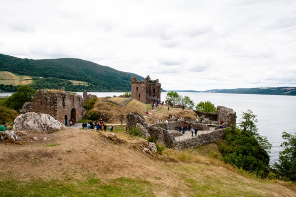 Le château fut finalement détruit à l'explosif durant le 17ème siècle par ses occupants qui craignaient de le voir tomber entre les mains des Jacobites.