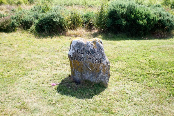 Une pierre marque l'emplacement des fosses communes où sont enterrés les guerriers de chaque clan. L'emplacement des fosses communes des soldats hanovriens est toujours inconnu à ce jour.