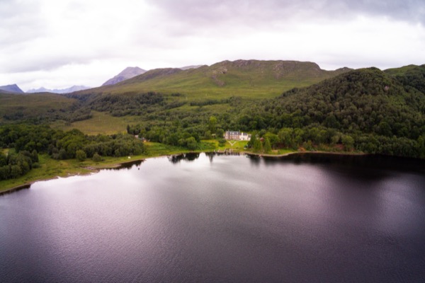 Notre hôtel, sur la rive du Loch Maree.
