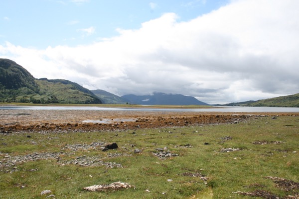 Eilean Donan se situe sur une île (eilean signifie île en gaélique) à la croisée de trois lochs : Duich au sud-est, Long au nord-est et Alsh à l'ouest.
