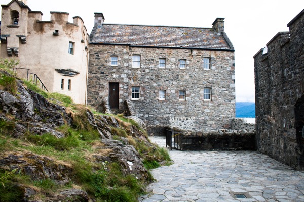 La cour intérieure, où l'on réalise que le château n'est pas seulement construit sur le rocher, mais aussi autour de lui.