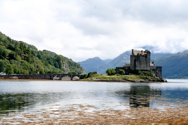 Eilean Donan devrait son nom à Donnán d'Eigg, un évêque irlandais qui vécut en ermite sur l'île à la fin du 7ème siècle. Une communauté picte y aurait également vécu.