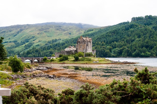 Le château lui-même commence à être édifié au 13ème siècle. Situé à une position stratégique, il est choisi pour abriter un ouvrage défensif contre les raids vikings.
