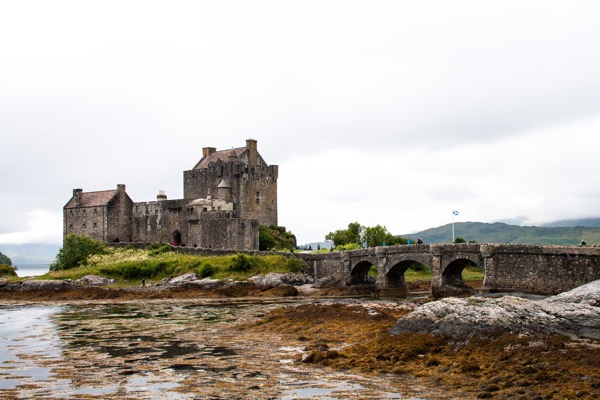 Autrefois, on ne pouvait accéder à pied au château qu'à marée basse. Le pont en pierre date du début du 20ème siècle.