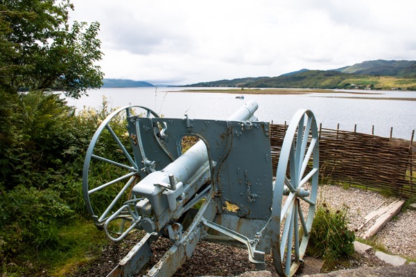 Au 18ème siècle, le lieu sert d'abri à la resistance jacobite. Le gouvernement britannique y dépêche trois frégates qui bombardent le château pendant trois jours. À l'issue de quoi, Eilean Donan est abandonné à l'état de ruine et l'île restera inhabitée pendant 200 ans.