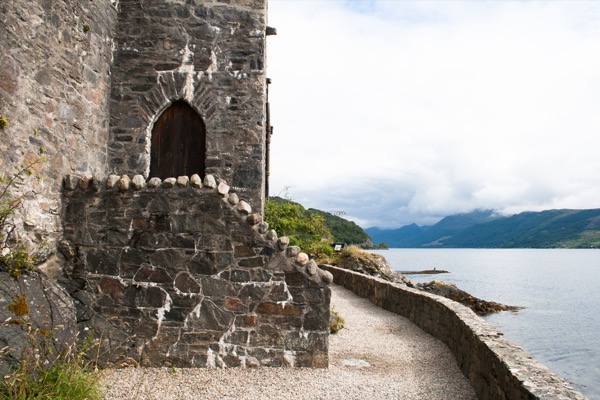 Un chemin de ronde fait le tour du château.