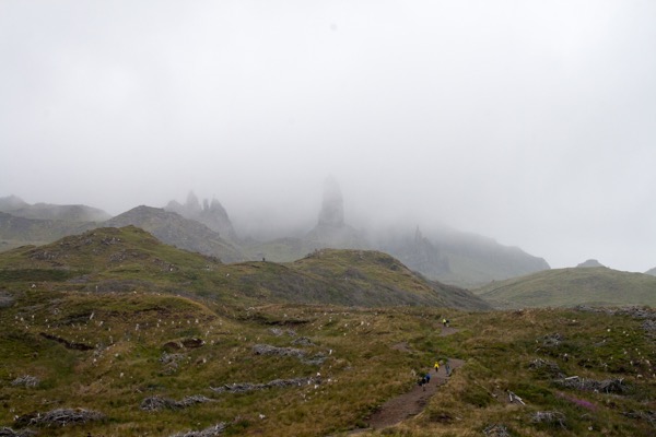 Le sommet de Storr dans la brûme vu du départ de la randonnée.