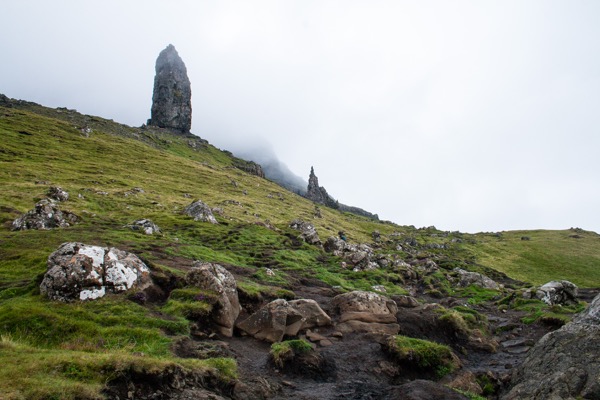 Le clou du spectacle, The Old Man of Storr, est un monolithe haut de 55 mètres, formé suite à l'érosion de la montagne.