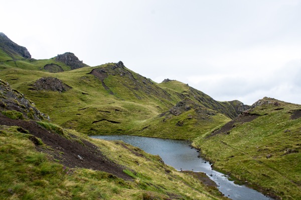 A mi-chemin de l'ascension, vu sur un petit Loch sans nom.