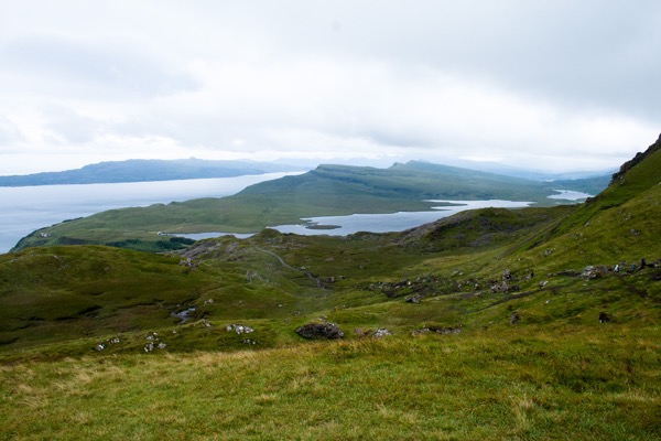 Dans notre dos, vue sur le Loch Leathan, le détroit de Raasay et l'île du même nom.