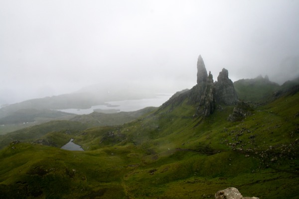 The Old Man of Storr, vu du plus haut point accessible à pied (480 m), où nous sommes accueillis par des vents violents et de la pluie battante.