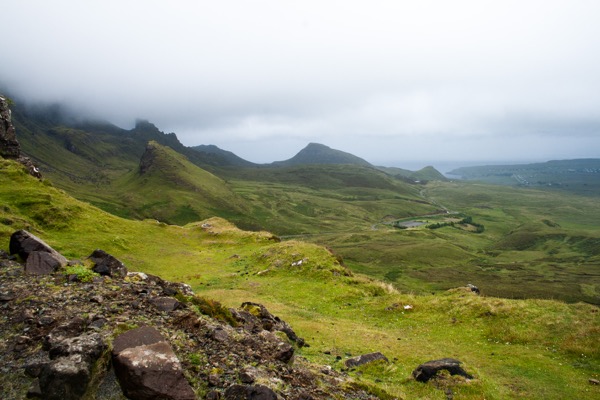 Après être redescendus, trempés jusqu'aux os, nous reprenons la route vers le nord de l'île, pour faire le tour de la péninsule de Trotternish. Ici, vue sur la chaine du Quiraing.